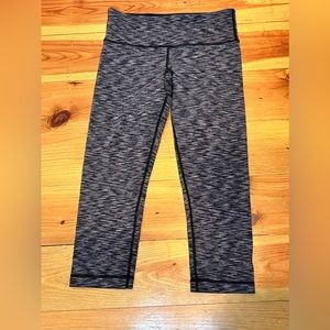 Lululemom black and grey capri size 4 like new